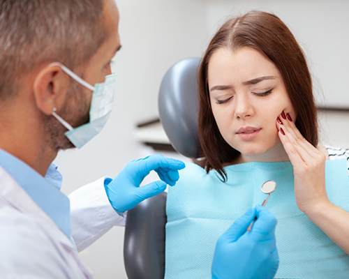 Emergency dentist in Bedford treating a patient’s dental emergency